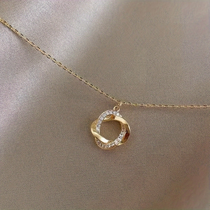 Elegant Guld Hängande Halsband med Simulerade Diamanter