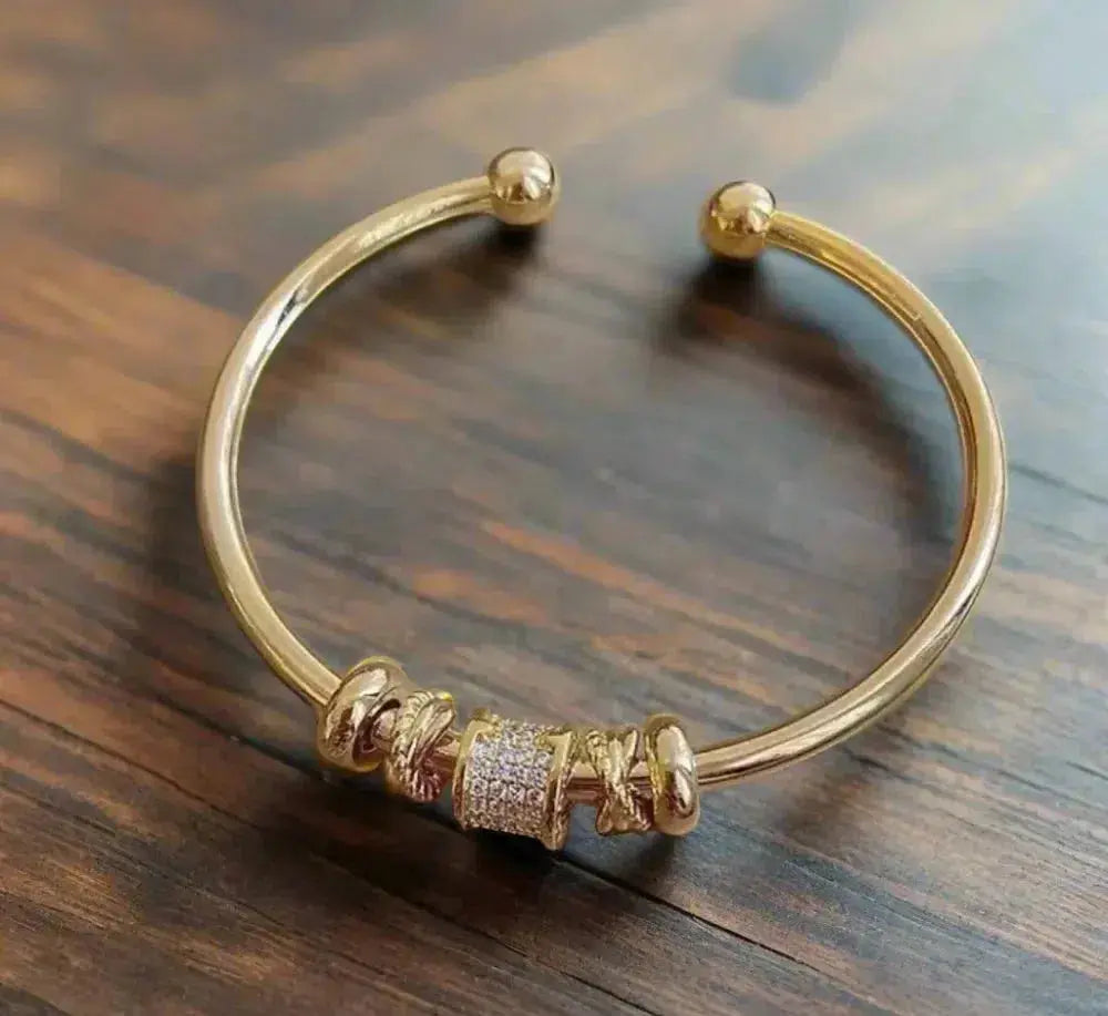 Justérbart armband med gyllene hängen