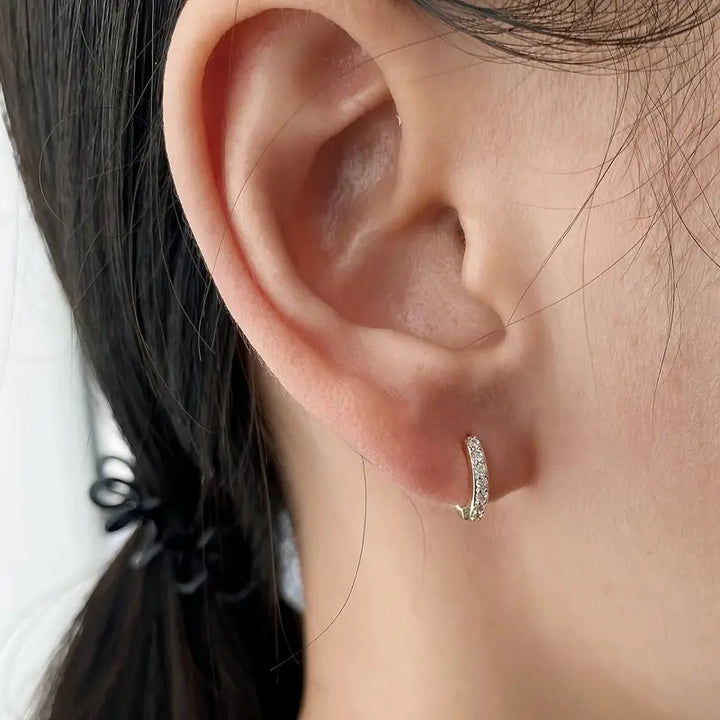 Chic Guldörhängen med Antik Inspiration