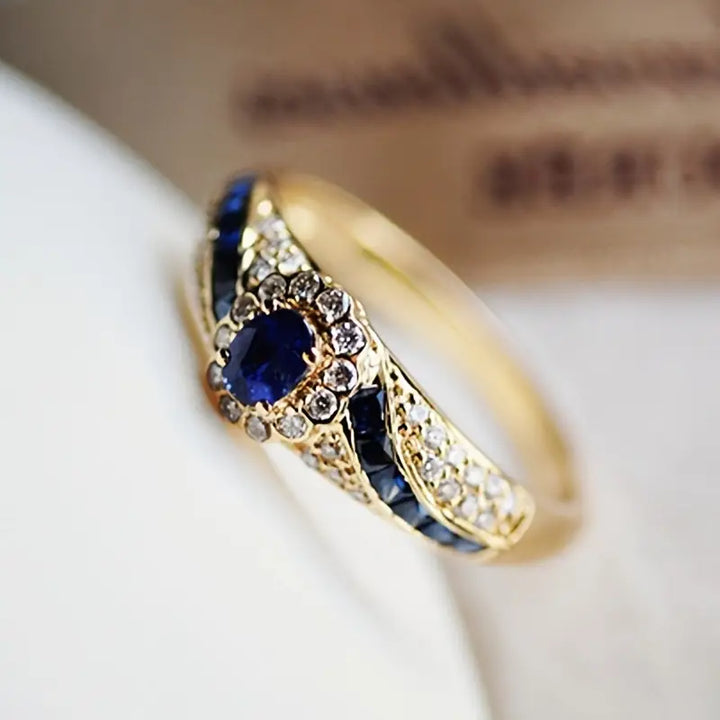 Elegant Ocean-Inspired Gold Ring