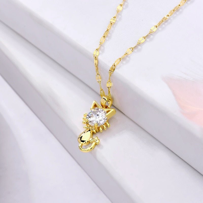 Guldpläterat halsband med katt och zirkon