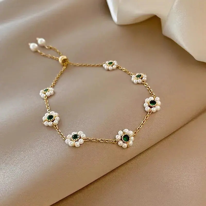 Elegant Daisy Armband med Gröna Stenar