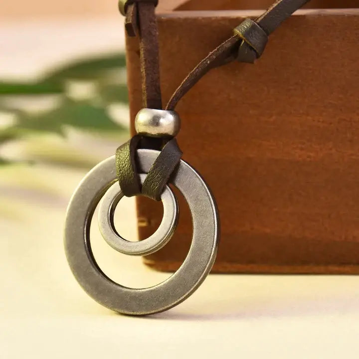 Vintage-inspirerat läderhalsband med silverplätering