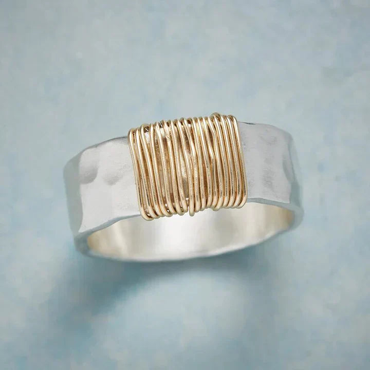 Tidlös vintagering i guld och silver