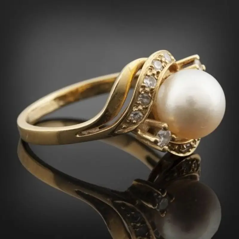 Elegant Pearl and Gleaming Gold Ring