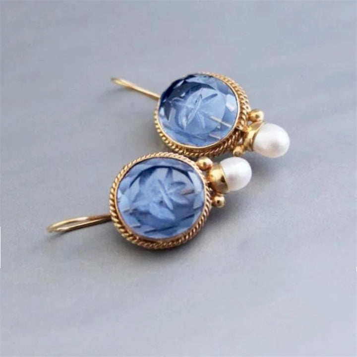 Tidlösa Sophia Pärlörhängen" could be rewritten as "Sophia Timeless Pearl Earrings.
