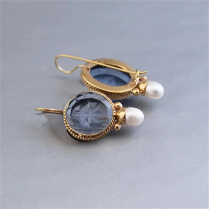 Tidlösa Sophia Pärlörhängen" could be rewritten as "Sophia Timeless Pearl Earrings.