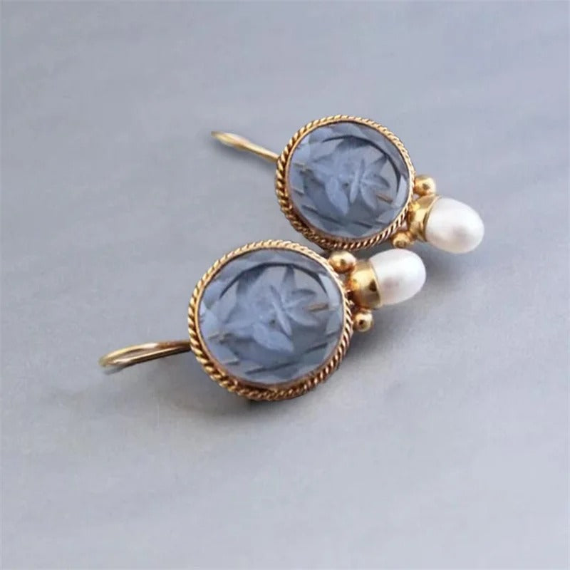 Tidlösa Sophia Pärlörhängen" could be rewritten as "Sophia Timeless Pearl Earrings.