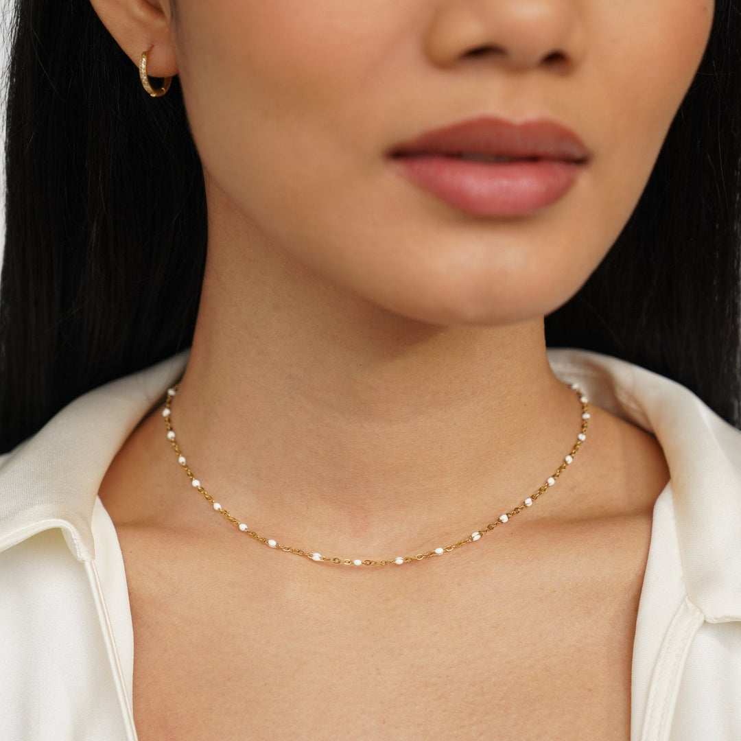 Ren Vit Pärlhalsband" could be rewritten as "Elegant White Pearl Necklace.