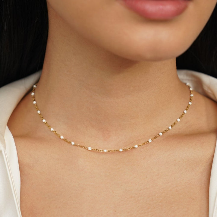 Ren Vit Pärlhalsband" could be rewritten as "Elegant White Pearl Necklace.