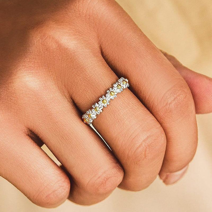 Justerbar Silverring med Tusensköna i Blom